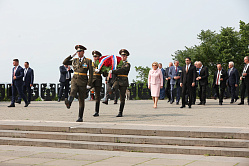 Матвиенко возложила венок к монументу «Мать Армения» в Ереване