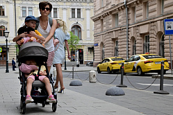 В СФ оценили идею ввести спецкарточки на проезд в такси для многодетных