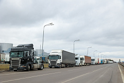 Минтранс ждёт закон сенаторов, позволяющий грузовикам быстрее пересекать границу