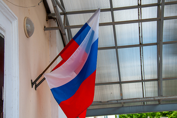 флаг россии на здании 