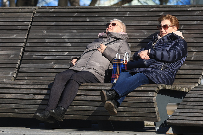 пенсионеры прогулка пожилые люди 