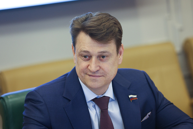 сенатор олег голов