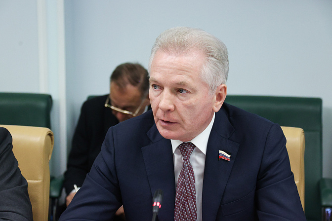 сенатор валерий пономарёв