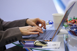 25% россиян еженедельно тратят целый рабочий день на написание отчётов