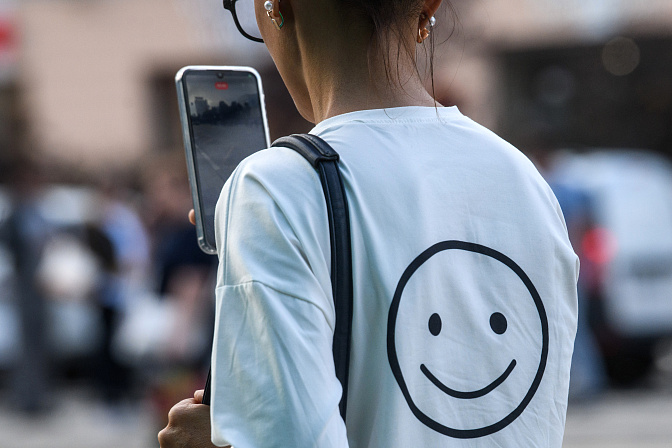 мобильный телефон смайлик на спине гаджеты 