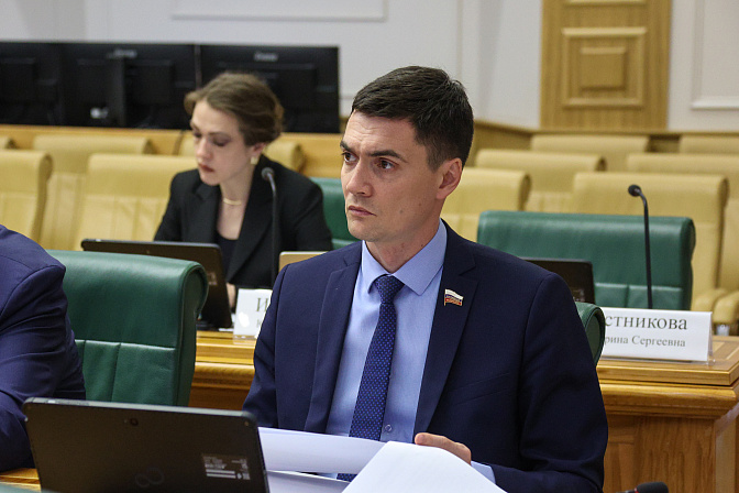 сенатор роман маслов