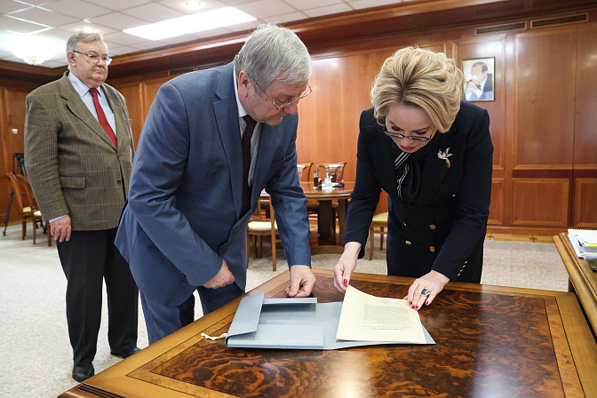 председатель сф валентина матвиенко ознакомилась с подлинником высочайшего манифеста николая II