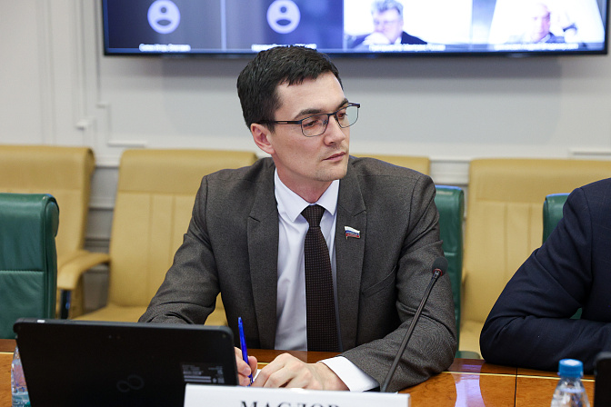 сенатор роман маслов