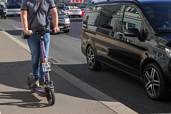 Путин поручил отрегулировать движение электросамокатов по тротуарам