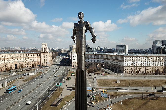день космонавтики памятник гагарину 