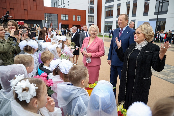 председатель совета федерации валентина матвиенко на линейке 1 сентября в гатчине