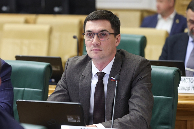 сенатор рф член совета федерации роман маслов