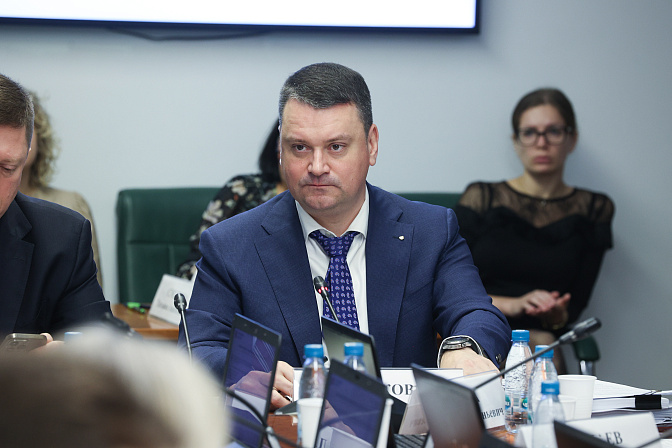 глава социального фонда россии сергей чирков 