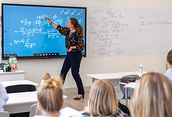 В СФ заявили, что зарплата учителей по всей стране должна быть не ниже МРОТ