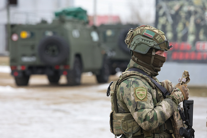 боец сво солдат с оружием 