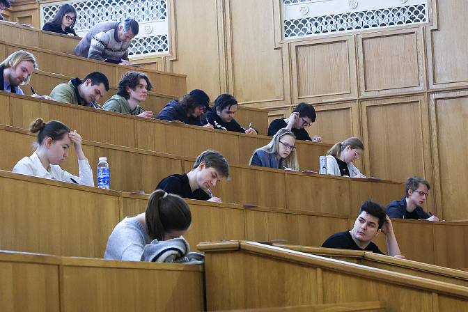 студенты в аудитории университета