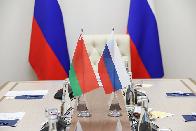 флаги России и Беларуси