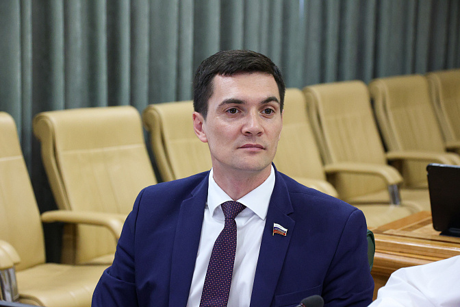 сенатор роман маслов