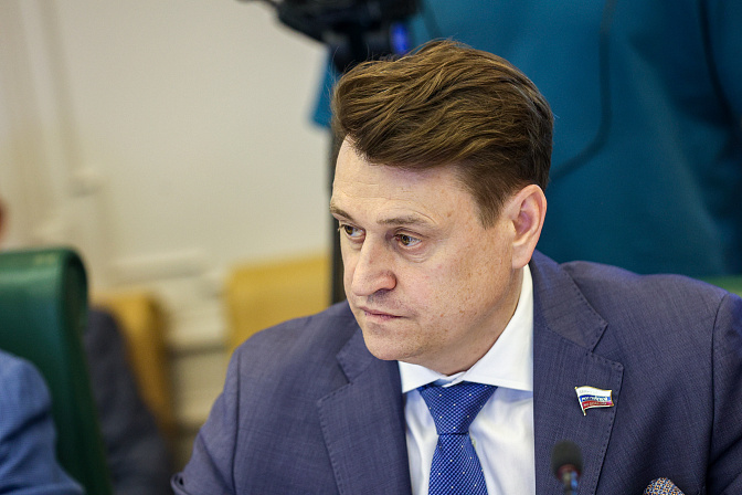 сенатор олег голов