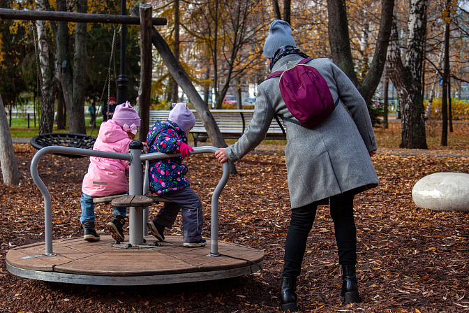 семья дети детская площадка 