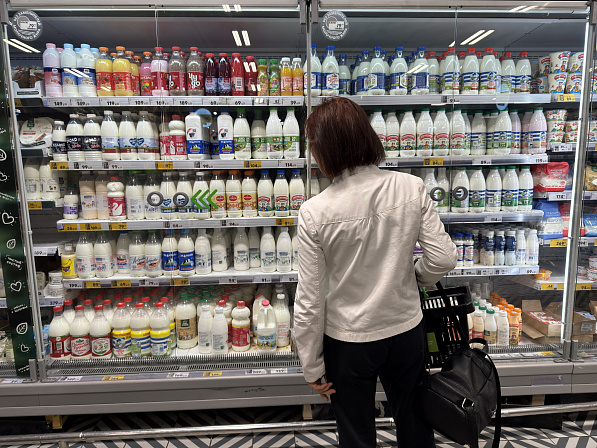 молоко молочка молочные продукты витрина женщина магазин