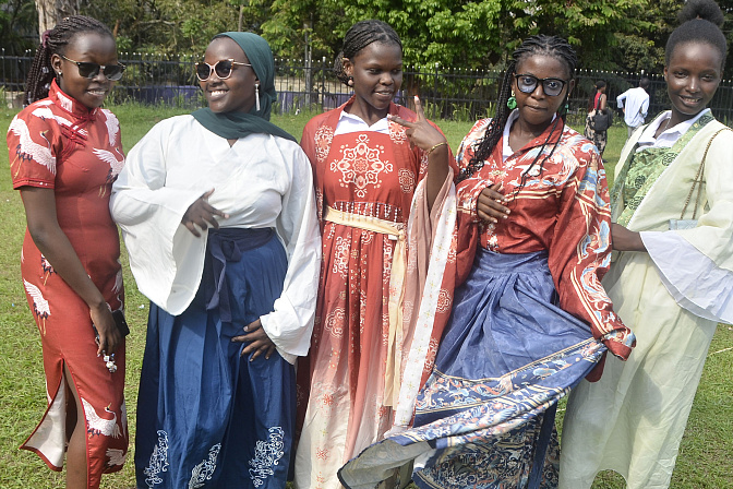 темнокожий африканские студенты уганда 