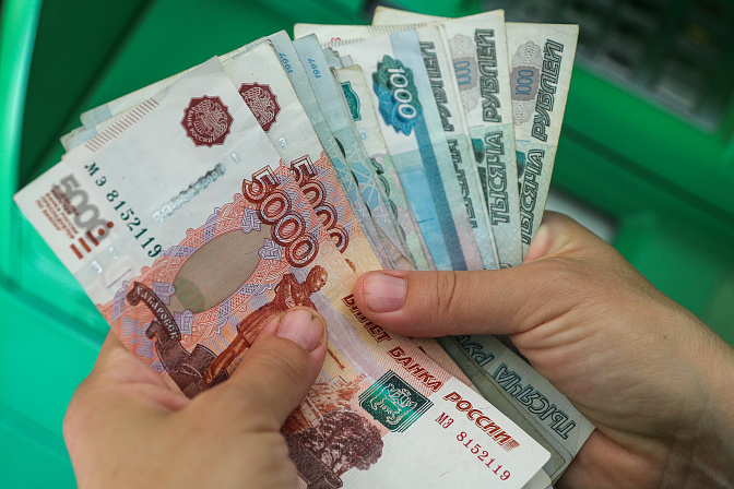 деньги в руках