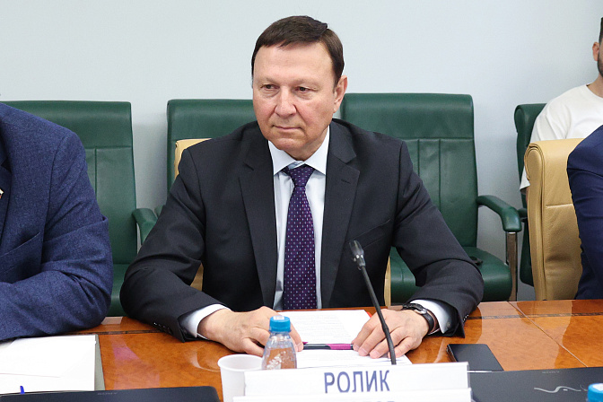 сенатор александр ролик