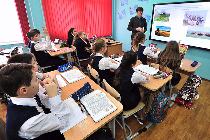 молодой учитель урок школа класс