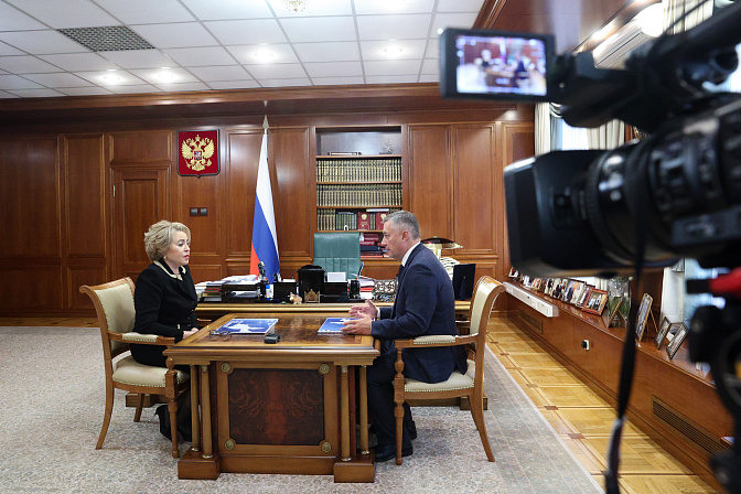 председатель сф валентина матвиенко  на встрече с главой иркутской области игорем кобзевым