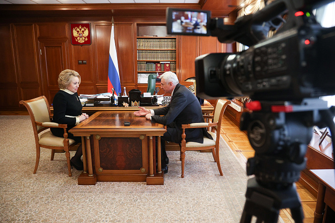 председатель сф валентина матвиенко на встрече с губернатором магаданской области сергеем носовым