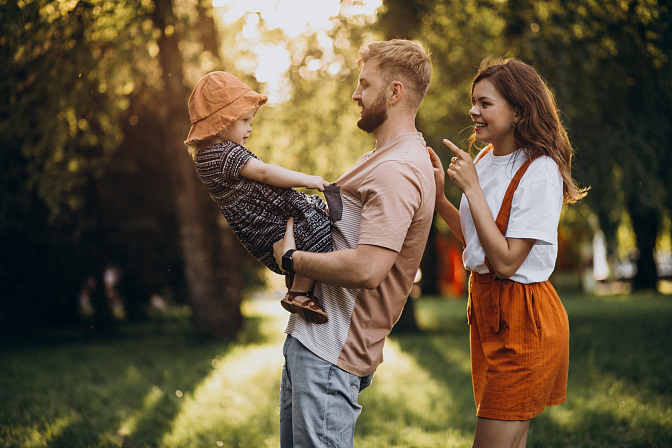 молодая семья с ребенком 