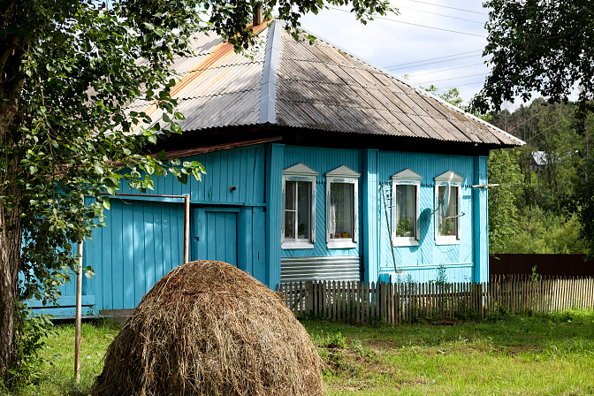 деревня сено дом забор 
