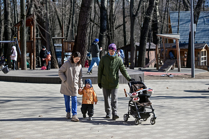 весна горожане в парке семья дети 