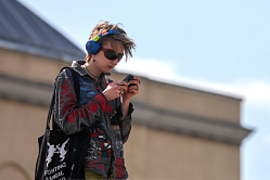 Россияне стали в два раза чаще слушать ИИ-песни 