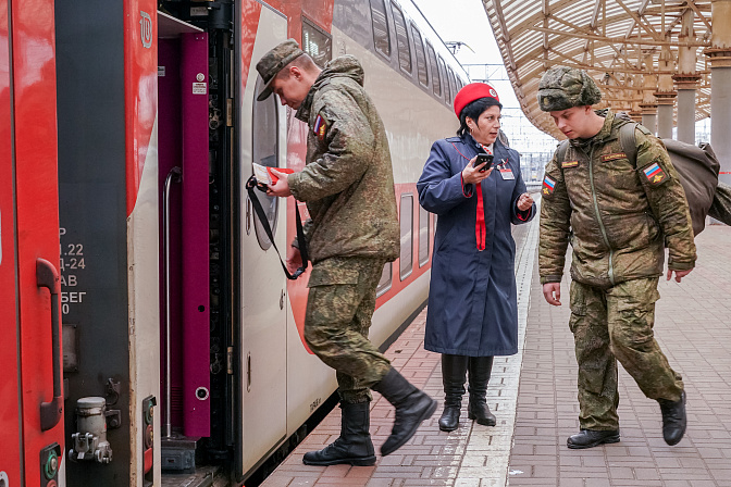 военные на вокзале перрон ржд поезд проводник 