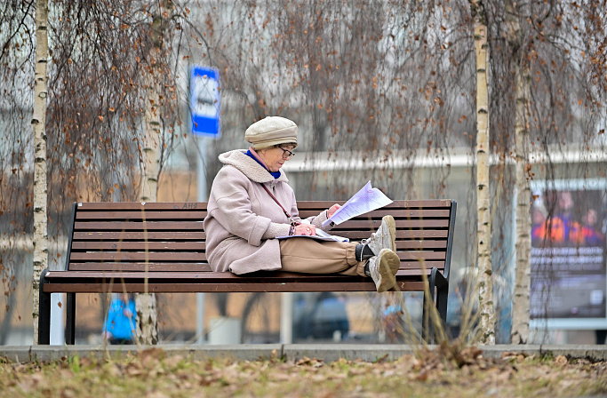 пенсионер в парке на лавочке