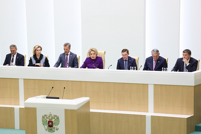 председатель сф валентина матвиенко на 590-м пленарном заседании верхней палаты