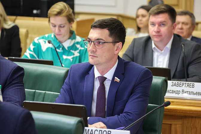 сенатор роман маслов
