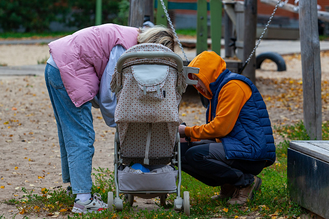 семья дети прогулка 