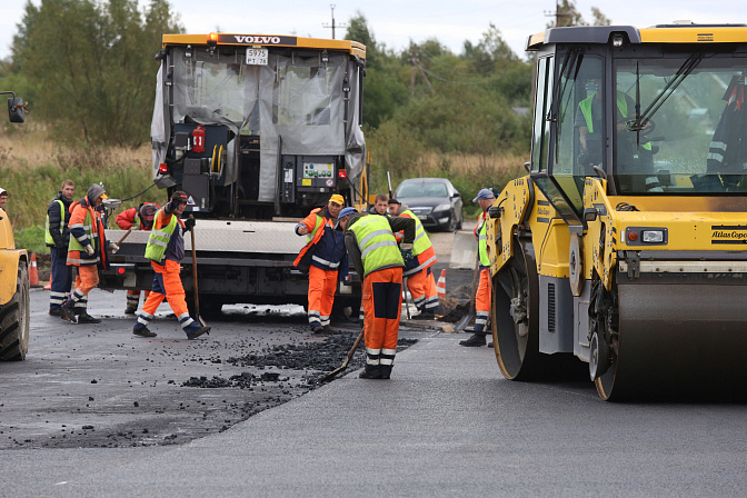 ремонт дороги дорожные рабочие асфальтоукладчик