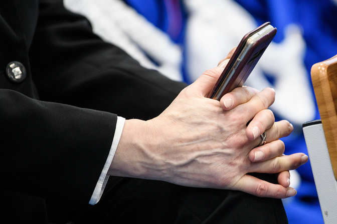 телефон в руках 