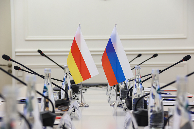 флаги южной осетии и россии