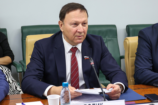 сенатор александр ролик