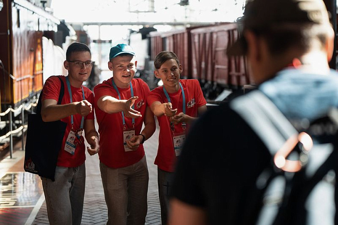 молодые люди студенты школьники вагоны