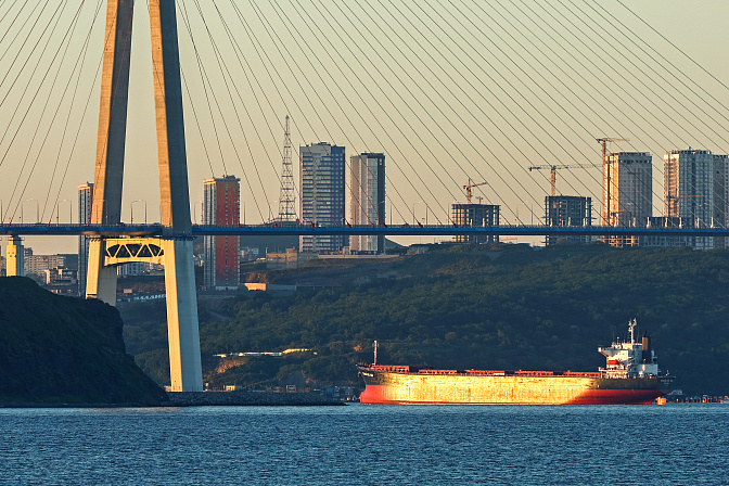 приморский край владивосток порт баржа 