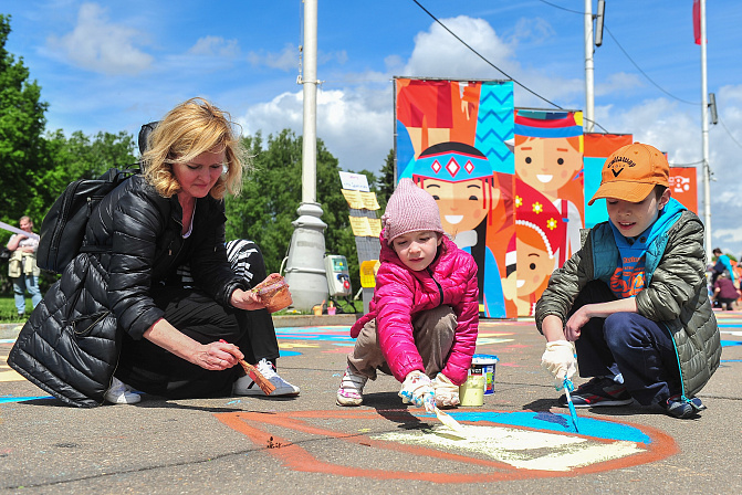 дети рисую на асфальте день защиты детей 