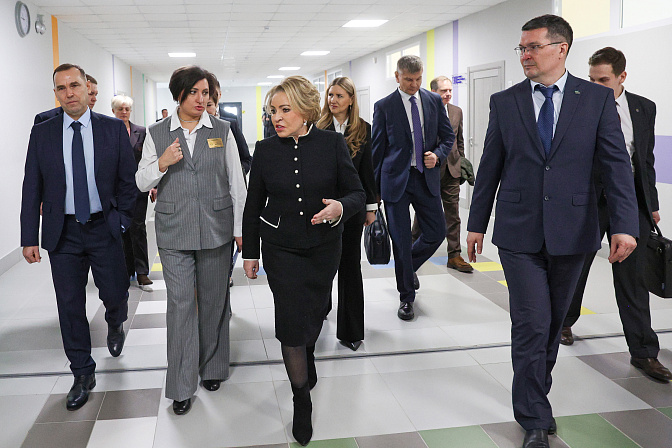 председатель сф валентина матвиенко  осмотрела школу 52 в городе курган