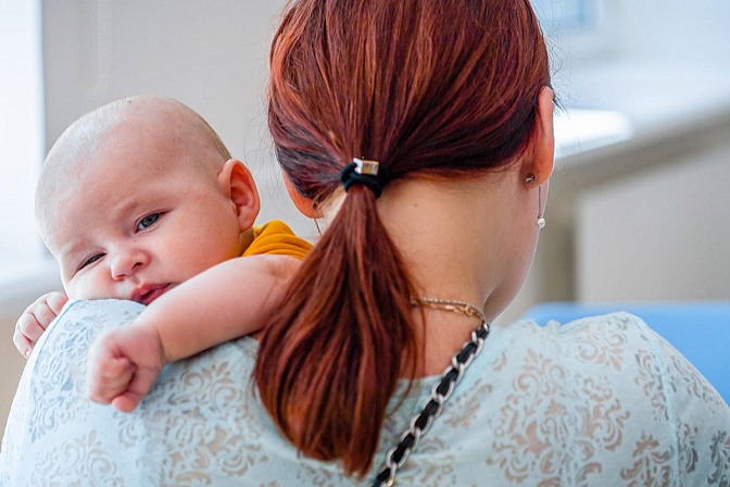 малыш на руках у мамы ребенок мама 