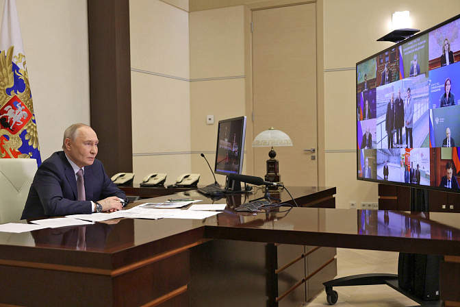 президент рф владимир путин в режиме видеоконференцсвязи открыл несколько новых больших объектов на полуострове крым